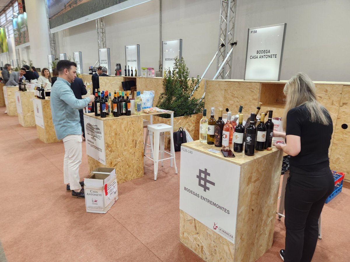 vinodelamancha's tweet photo. Comienza la @bcnwineweek en la que los vinos #DOLaMancha no pueden faltar a esta feria referente en España. Siete bodegas exponen sus vinos en el stand agrupado del Consejo. #bww2026 #vinosdolamancha #vinosdecalidad https://t.co/v80whgbr5s