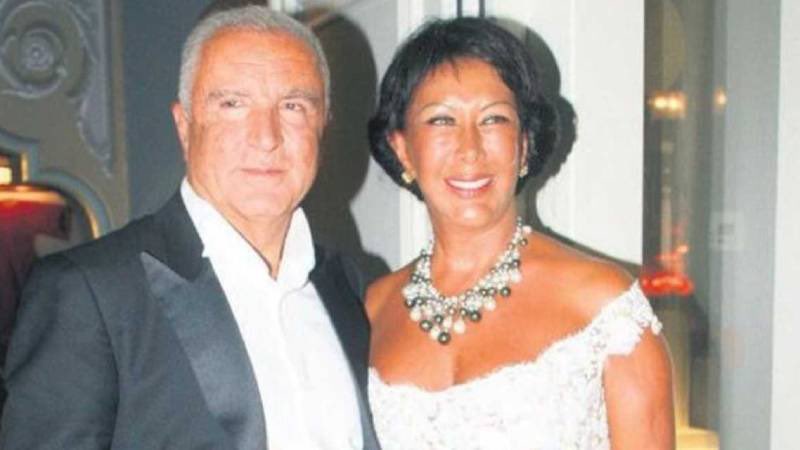 aykiri's tweet photo. Eski eşinin borçları nedeniyle otelini satan Ahu Aysal: 3,2 milyarım gitti ama canı sağ olsun.

Ahu Aysal Kerimoğlu, önceki gün Etiler'de bir alışveriş merkezinde görüntülendi. Mağaza çıkışı konuşan Kerimoğlu, "Alışverişe geldim, hayatımın bu dönemini keyifle geçiriyorum. Bol bol seyahat ediyorum, Karayipler'den geldim, şimdi de İtalya'ya gideceğim" dedi.

Eski eşi Ünal Aysal'a Kuruçeşme'de bulunan oteli devretmesiyle ilgili soruları da yanıtlayan Kerimoğlu, şunları söyledi:
"Ben her şeyi yaşadım, mezara taşıyamayız. Hiç üzülmüyorum, o bir zamandı ve geçmiş geçmişte kaldı. Hiçbir hak talep etmeden orayı kocama hediye etmiştim, işleri yolunda gitmeyince çok üzülmüştüm, oteli verirsem düzeltir diye düşünmüştüm ama olmadı. Olsun, canı sağ olsun. Sağlığım yerinde, her şey yolunda."