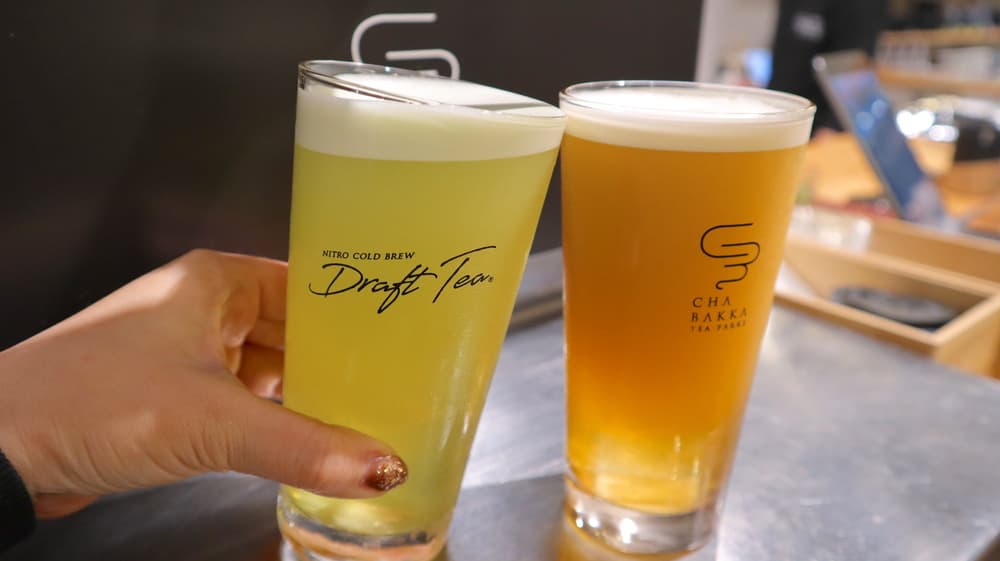 【CHABAKKA TEA PARKS 熱海店】観光地の“その先”をひらく、日本茶の居場所
観光地でありながら“日常の居場所”が少ないと感じていたこの街に、日本茶を軸とした開かれた空間をつくりました。抹茶だけでなく、日本茶そのものの奥深さを伝えてくれる、そんな場所です。
詳しくは izu-letters.jp/column/detail.…
