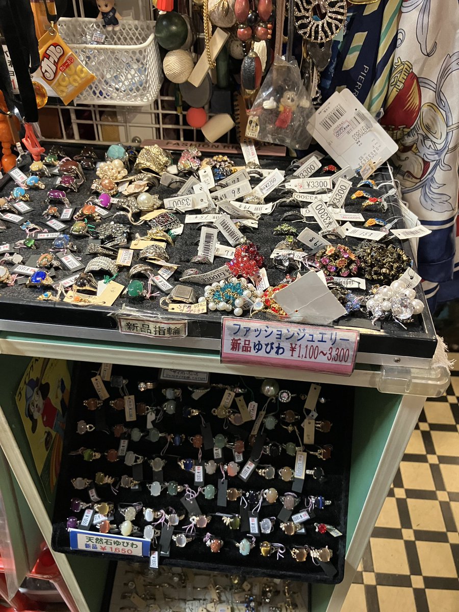 goingbellbo's tweet photo. ここにしかないレトロなアイテム多数あり毎日が楽しくなるかもね
●通販可能、DMやメールお電話など気軽にお問い合わせください
インスタの方にも「本日のひとことレトロ」商品写真をUPしてます新入荷商品の詳細画像見れますhttps://t.co/GrqbhGZeCq  #レトロ　#ごちゃごちゃ
#古着屋　#大名　#福岡 https://t.co/eccGnLIXvv