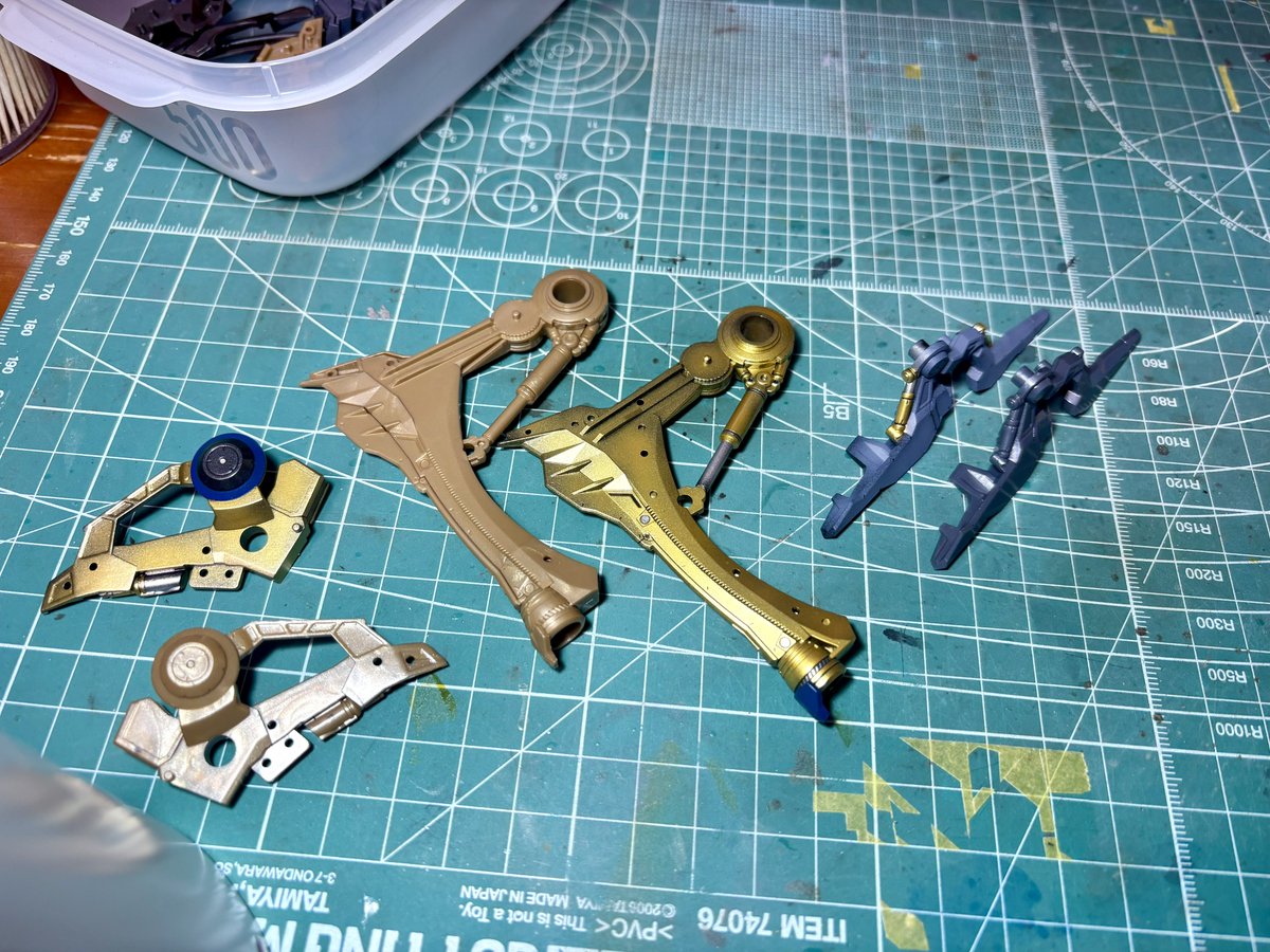 Arisato341's tweet photo. スティールヘイズをちまちま作り続けて右足のパーツだけ塗装が終わった。
手が遅いのは間違いないんだけどこのスケールでバチバチに塗り分けが必要なブキヤさんサイドにも問題があると思う。 https://t.co/eC1qpqeQbB