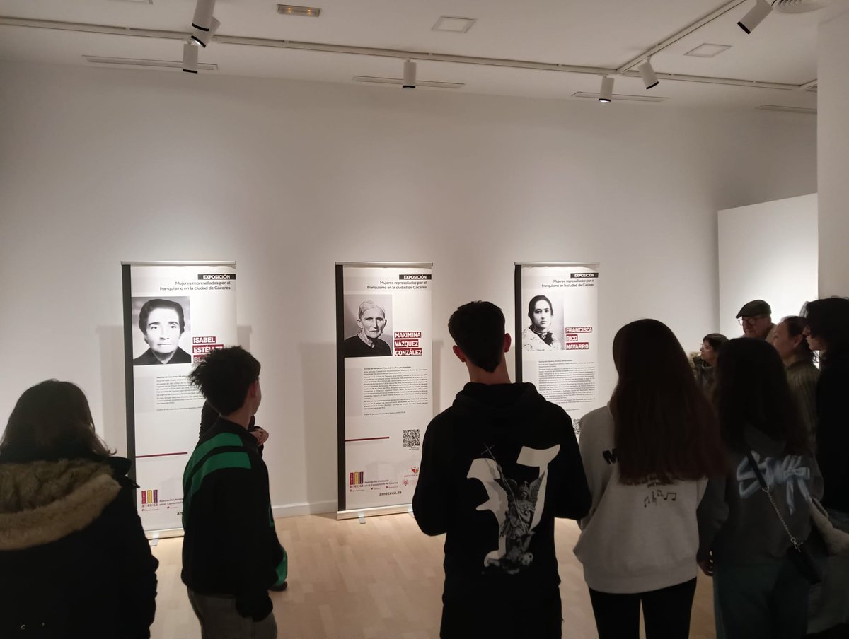 Éxito de visitas a la Exposición Ampliada Mujeres Represaliadas por el Franquismo, expuesta en Pintores 10 hasta el 30 de enero.
María Jesús Criado ofreció varias visitas guiadas a grupos de mujeres y jóvenes, acercando estas historias a nuevas generaciones.
💜 Gracias
