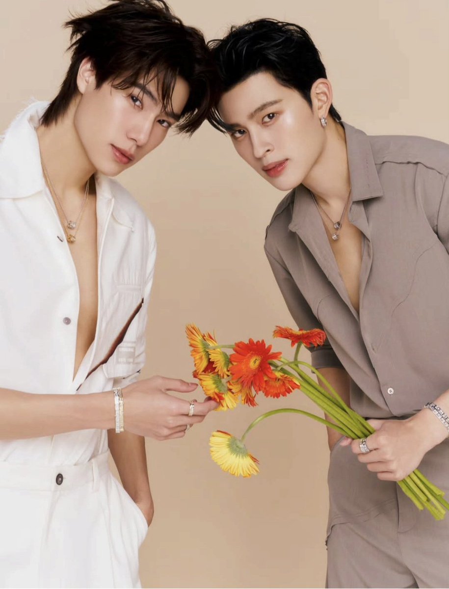 EverydaynewsTH's tweet image. ต้อนรับเดือนวาเลนไทน์🌹 เดือนแห่งความรัก ใครคิดไม่ออกว่าจะซื้ออะไรเป็นของขวัญให้หวานใจดี ขอแนะนำเป็นเครื่องประจำจาก APM Monaco แบบปอนด์-ภูวินทร์ รับรองถูกใจหวานใจแน่นอน🫶🏻

@apm_monaco @pacifica_group #APMMonaco #APMMonacoTH 
#ปอนด์ภูวินทร์ #PondPhuwin #ppnaravit #phuwintang