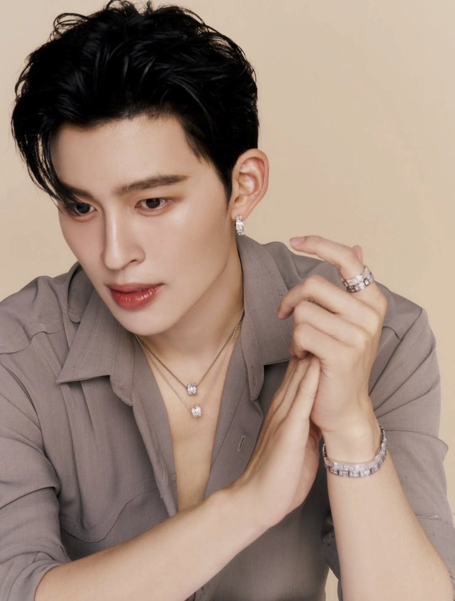 EverydaynewsTH's tweet image. ต้อนรับเดือนวาเลนไทน์🌹 เดือนแห่งความรัก ใครคิดไม่ออกว่าจะซื้ออะไรเป็นของขวัญให้หวานใจดี ขอแนะนำเป็นเครื่องประจำจาก APM Monaco แบบปอนด์-ภูวินทร์ รับรองถูกใจหวานใจแน่นอน🫶🏻

@apm_monaco @pacifica_group #APMMonaco #APMMonacoTH 
#ปอนด์ภูวินทร์ #PondPhuwin #ppnaravit #phuwintang