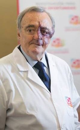 ToxikPija's tweet image. El 1º pide ayuda de 30 mill € para curar el cáncer.
El 2º cobra 30 mill €.