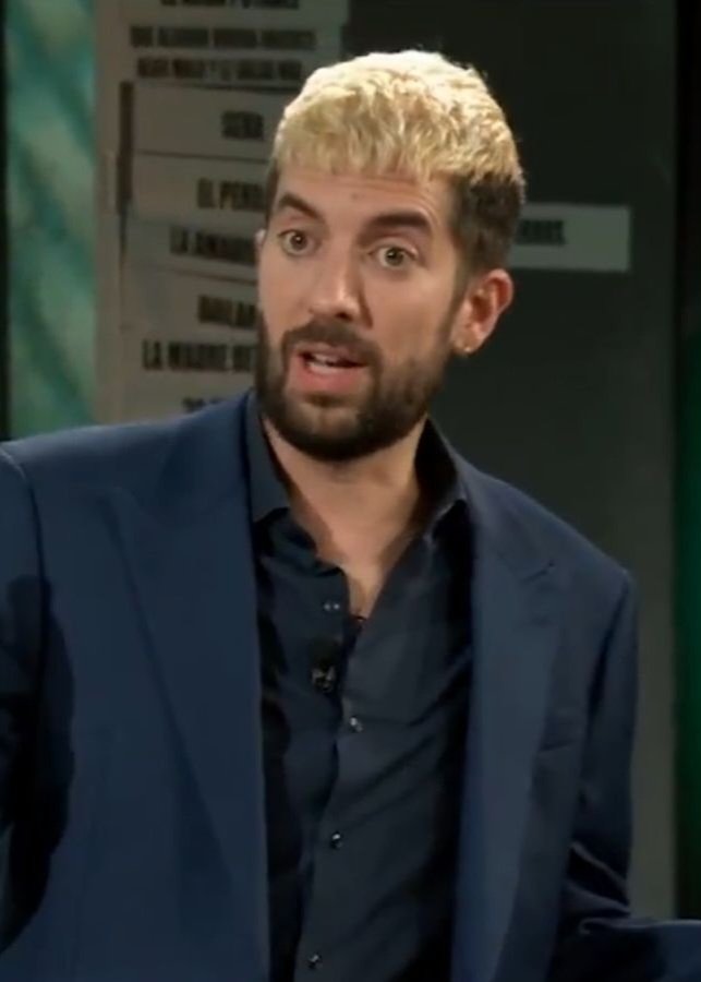 ToxikPija's tweet image. El 1º pide ayuda de 30 mill € para curar el cáncer.
El 2º cobra 30 mill €.