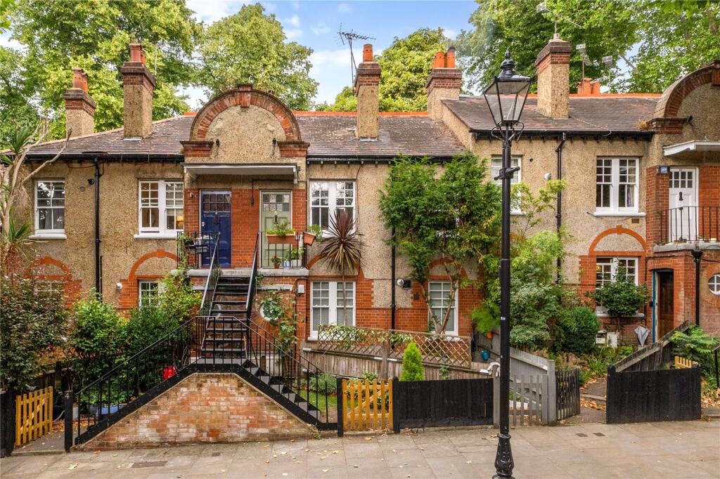 linmeitalks's tweet photo. Absolutely no excuse. The first social housing estate in Shoreditch has attention to detail, nice large windows and a centred green space. Here are some other early examples of social housing - again effort was made with brickwork details, arches etc https://t.co/rrsKQZwSV4