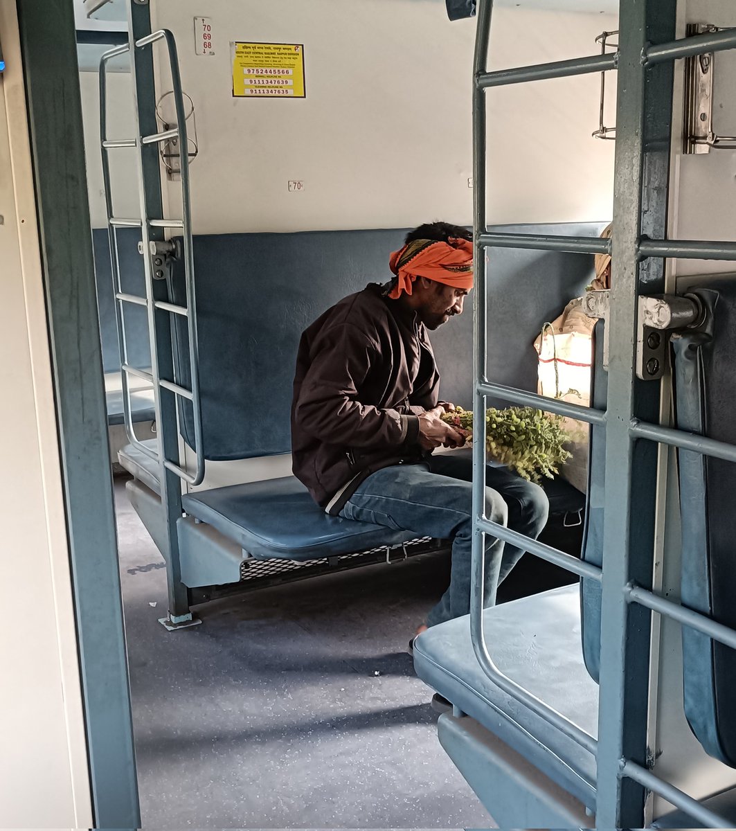 ArvindBiyani2's tweet photo. @AshwiniVaishnaw @RailMinIndia @RailwaySeva @gmwcrailway @DRMBilaspur ट्रेन के अंदर चना बूट की बिक्री पूरी तरह से प्रतिबंधित की जाए पूरे कोच में गंदगी फैल जाती है 
अरविंद बियानी 
अनूपपुर (मध्यप्रदेश)
 हेलो मोबाइल 9425473269 https://t.co/d8zknPxzMN