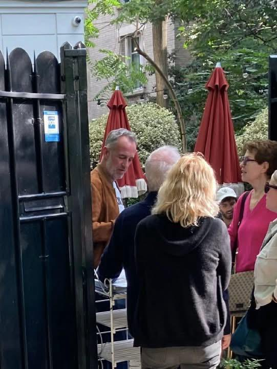 C'est bien gentil de se filmer mangeant un Kebab, mais on est bien mieux traité à l'Hôtel Particulier de Montmartre, le même qui a fait partir les boulistes et où le maire du XVIIIe fait payer des repas par les contribuables.