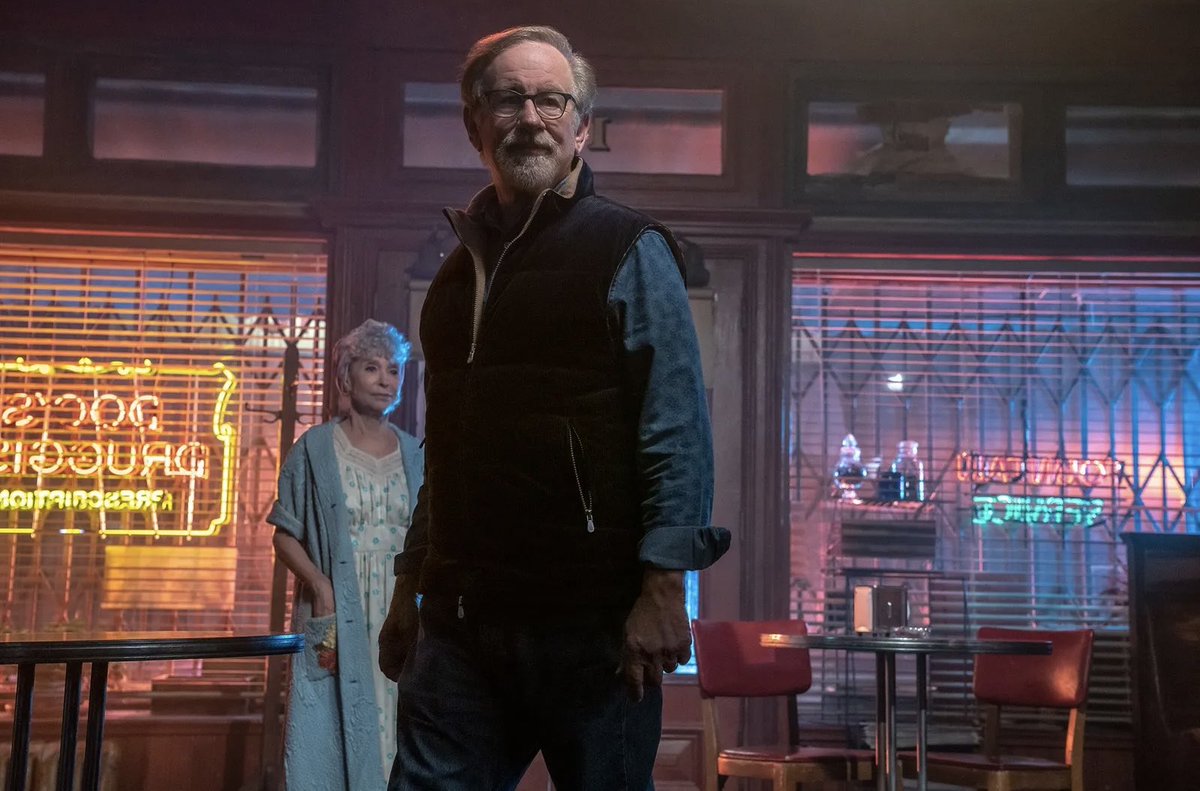 Steven Spielberg remporte son tout premier Grammy en tant que producteur du documentaire Music by John Williams. 🎶

Il rejoint officiellement le très fermé club des EGOT.

Le statut EGOT désigne les artistes ayant remporté un Emmy, un Grammy, un Oscar et un Tony, l’un des