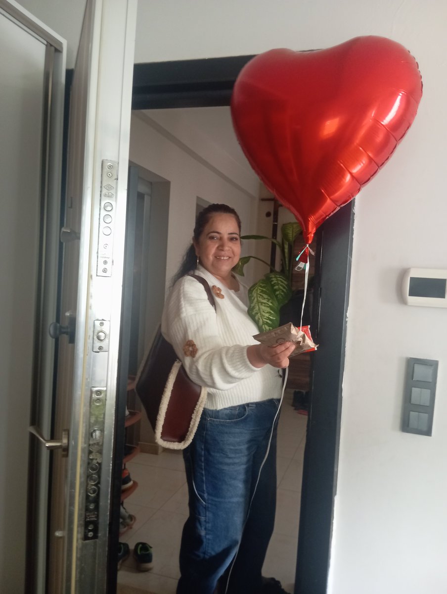 Bu kadın benim şarj aletim ❤️telefonda sesimi begenmemiş çiçek çikolata kahve ve bir de kalp getirmiş bana 🙏🏻 Senin balonun kaçmış ondan üzgünsün diyor 😔 ama nasıl mutlu oldum olması gereken herkes hayatımda gidenlere güle güle 👊