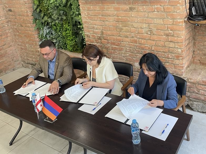 ECLOF_1946's tweet photo. 🌄New Blog: Strengthening ECLOF member collaboration in the Caucasus!🌿
EFUND Armenia is playing a key role in strengthening ECLOF’s newest member, JSC Microfin, Georgia.✨
Read📖👉: https://t.co/8C04UTgsy9
@ECLOF_1946 
@ECLOF_2002 
#PartnershipForDevelopment #FinancialInclusion https://t.co/PfOoScVjsD