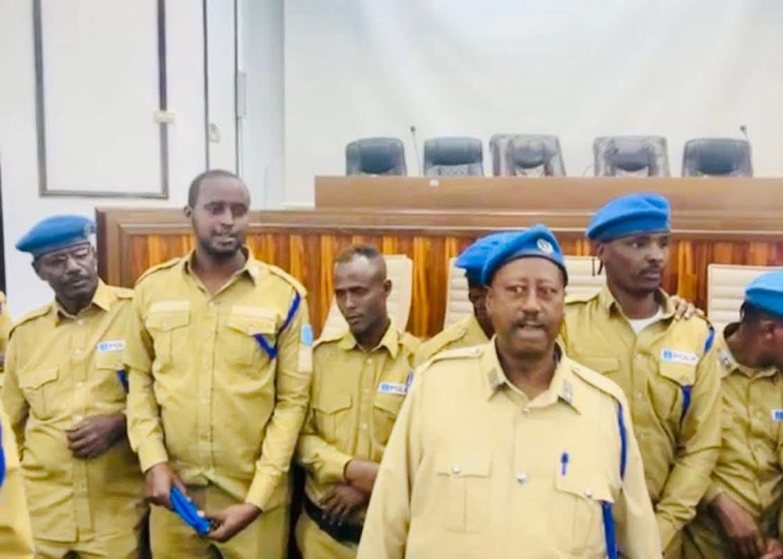 Shillinson's tweet photo. Somali President @HassanSMohamud turned Somali parliament into Police station where he can intimidate, beat, torture the lawmakers. This is a shame to Somalia and its people. His term ends in three months and wants his term extended by force.
#Somalia https://t.co/sijBFz8D3n