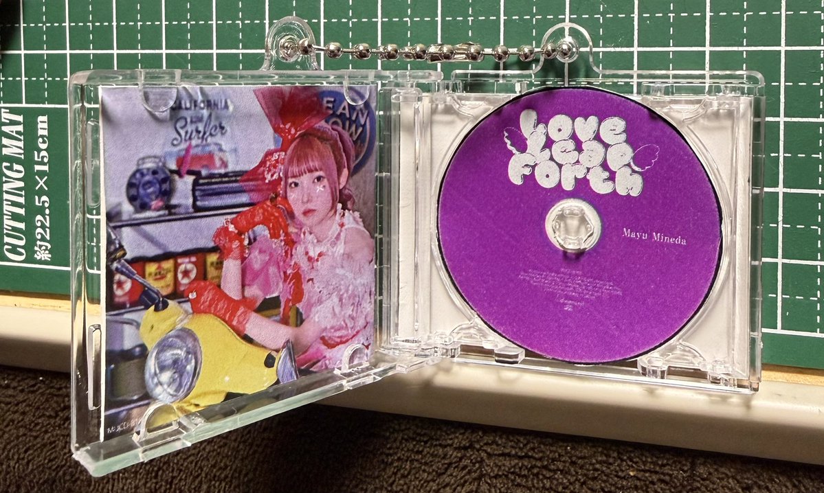 _mayooo_'s tweet image. サインしていただいたCDをキーホルダーに！
印刷し忘れたのあるから未完成やけどいい感じじゃない？
