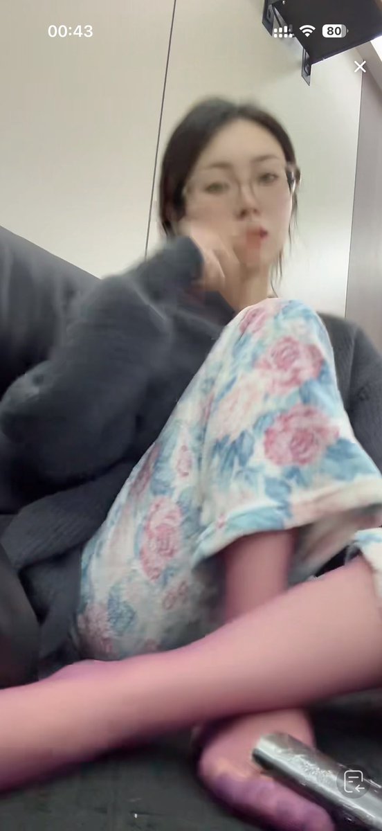 抖音 小菠菜 小小小菠菜 小小小菠菜女士 反差 眼镜妹 丝袜 美腿 美脚 美足 恋足 丝足 直播