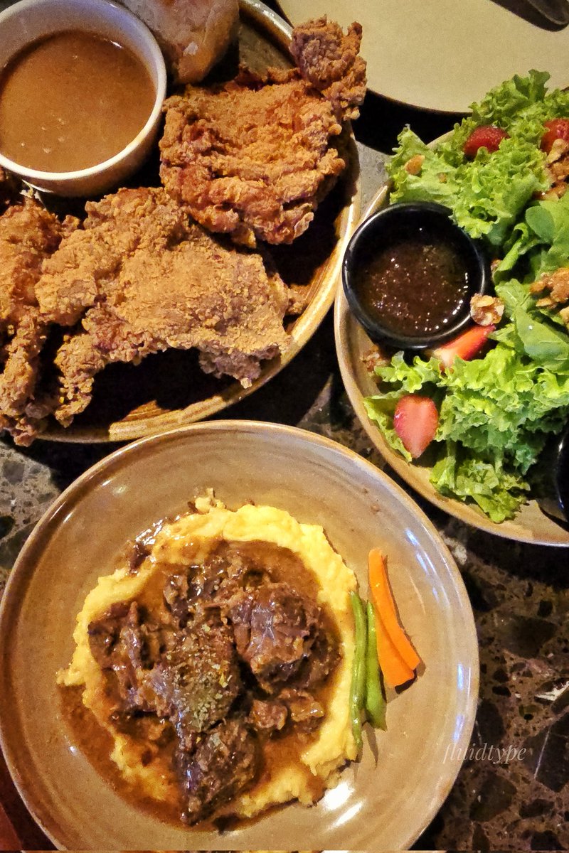 fluidtype's tweet photo. Aside from the boneless fried chicken, I let him pick what he wanted. Predictably, he went for salpicao. I got the Pot Roast Beef instead to introduce him to something different. Threw in a Strawberry Arugula Salad, which I will almost certainly eat by myself.
#Borro
#restaurants https://t.co/H9UoAPbrr8