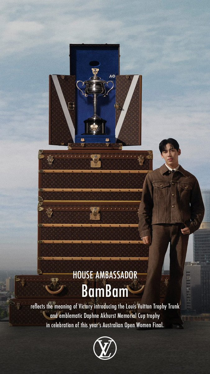 HOUSE AMBASSADOR #BamBam ศิลปินเอเชียคนแรกที่แบรนด์เลือกให้พรีเซนท์ Louis Vuitton Trophy Trunk และถ้วยรางวัล Daphne Akhurst Memorial Cup เพื่อเฉลิมฉลองการแข่งขัน Australian Open 2026 รอบ Women Final ประจำปีนี้ 🏆🎾✨

#BamBamxLVatAO2026
#LouisVuitton #AO26
<a href="/BamBam1A/">BamBam</a> <a href="/LouisVuitton/">Louis Vuitton</a>