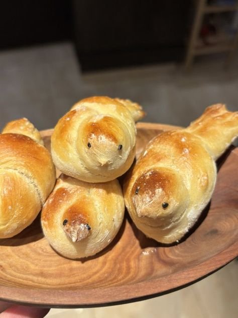 fairiehaze's tweet image. Bird shaped bread