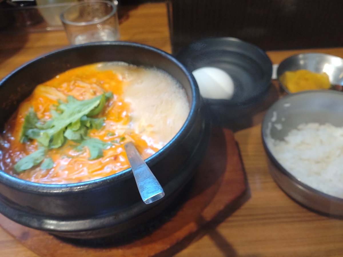 本日ランチは好きなうちのひとつ、チゲラーメン定食。毎度のご飯少な目でオーダー