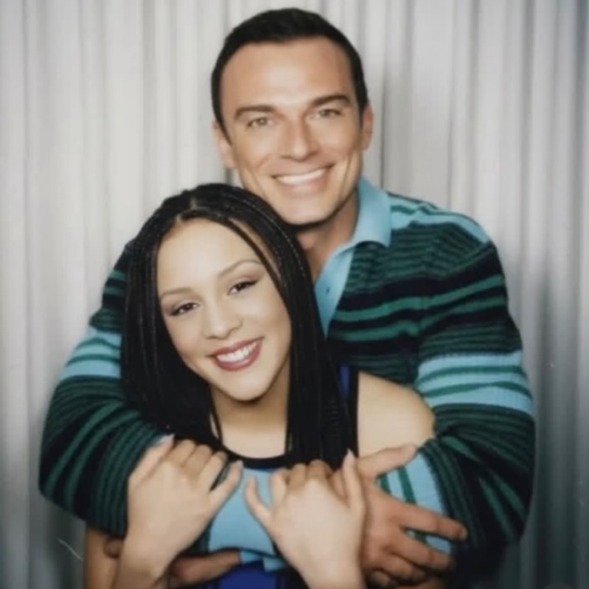 PopFestTR's tweet image. Jess Molho, Sihirli Annem dizisindeki partneri Defne Joy Foster'ı ölümünün 15. yılında bu fotoğrafla andı.