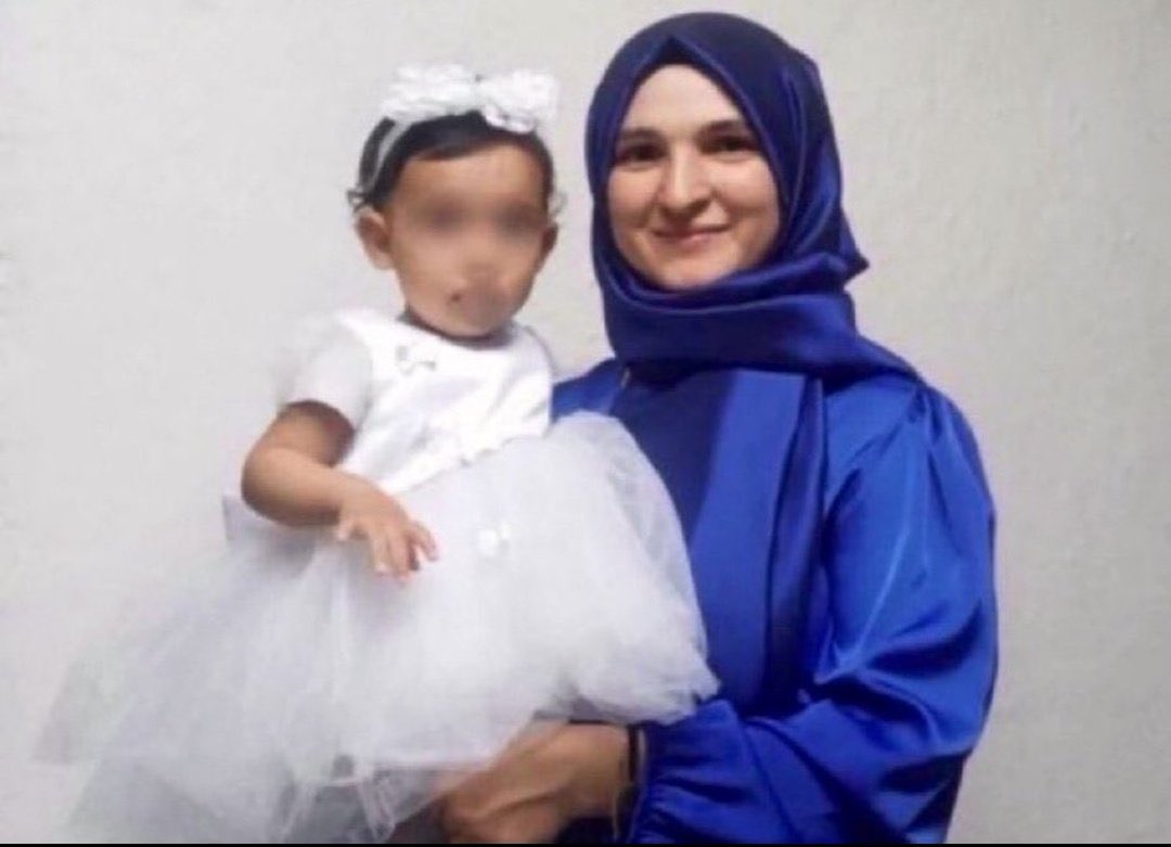 Tutsak_Bebek's tweet photo. 1 yaşındaki kızı Meryem Feyza ile birlikte tutuklu bulunan Şeyma Arslan’ın eşi, KHK’lı Emrah Aslan anlatıyor:

“Bebeğe yumurta bile verilmiyor.
En temel ihtiyaçları karşılanmıyor.
Getirdiğim plastik oyuncaklar dahi içeri alınmadı.”

Bir bebeğin ihtiyaçları engelleniyorsa,
orada insanlık sınanıyordur.
@MTanal