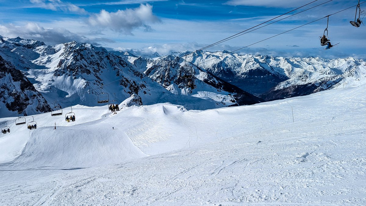 TravelDudes's tweet photo. Powder mornings, thermal baths after dark, and villages that still feel authentically French—this is winter in the French Pyrenees. Check out our full guide: https://t.co/IGdsA15TYl #destinationpyrenees
#intersportrent #travel @hautespyrenees @HeavenPublicity https://t.co/cl2gFmoRa6