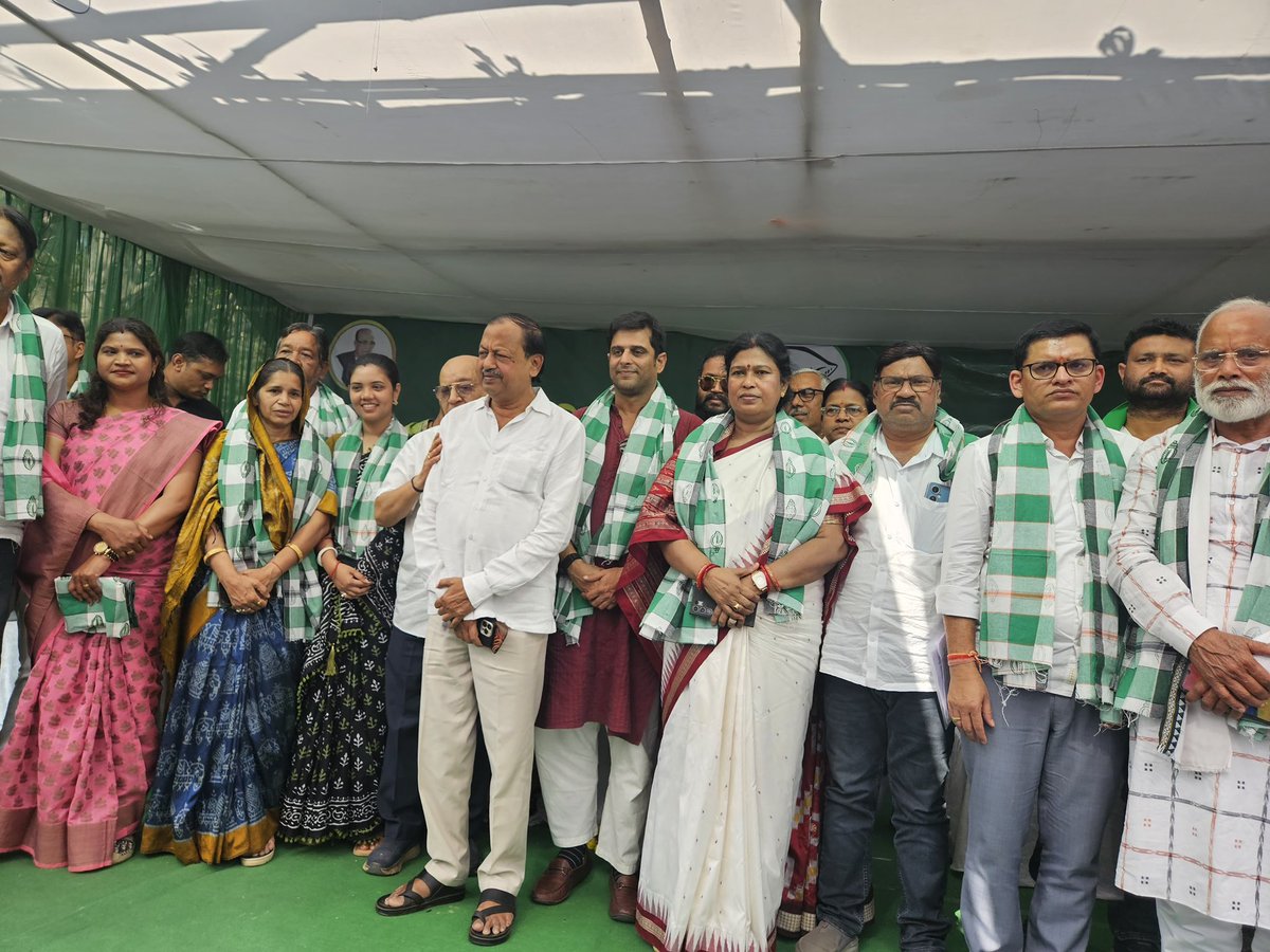 BJD stands with Farmers &amp; Women.  Starting with #Bargarh, protests across Odisha against complete failure of governance.
Paddy not lifted, farmers forced to distress sale.
Crimes against women rising, law &amp; order collapsing.
This govt has failed both our annadata and our