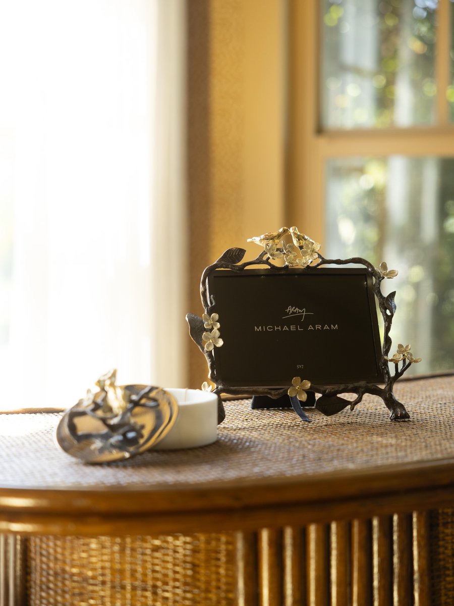 Trend_On_Line's tweet photo. Meaningful gifts speak from the heart ✨
Michael Aram designs are handcrafted with care, blending beauty, symbolism, and timeless craftsmanship — made to last beyond the moment.
A thoughtful way to give something truly enduring. 🤍

#MichaelAram #MeaningfulGifts #TimelessDesign https://t.co/cyZYSmNpsX