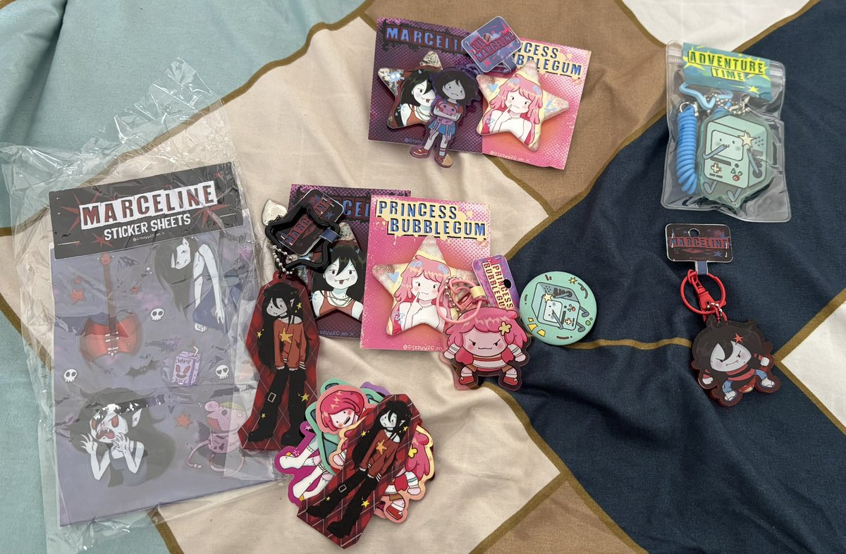 schecannoggets's tweet photo. things i got from @Dizzyy2C🫶 (sebenernya udah lama nyampe tp baru sempet post skrg) GEMES BGT SAMPE TMN2 AKU YG SUKA AT JUGA PADA NITIP😗 also got some stickers and bmo pin as my freebies~ my personal fav is definitely the marcy carabiner🎸 love it!! ^3^ https://t.co/M093bBAlcu