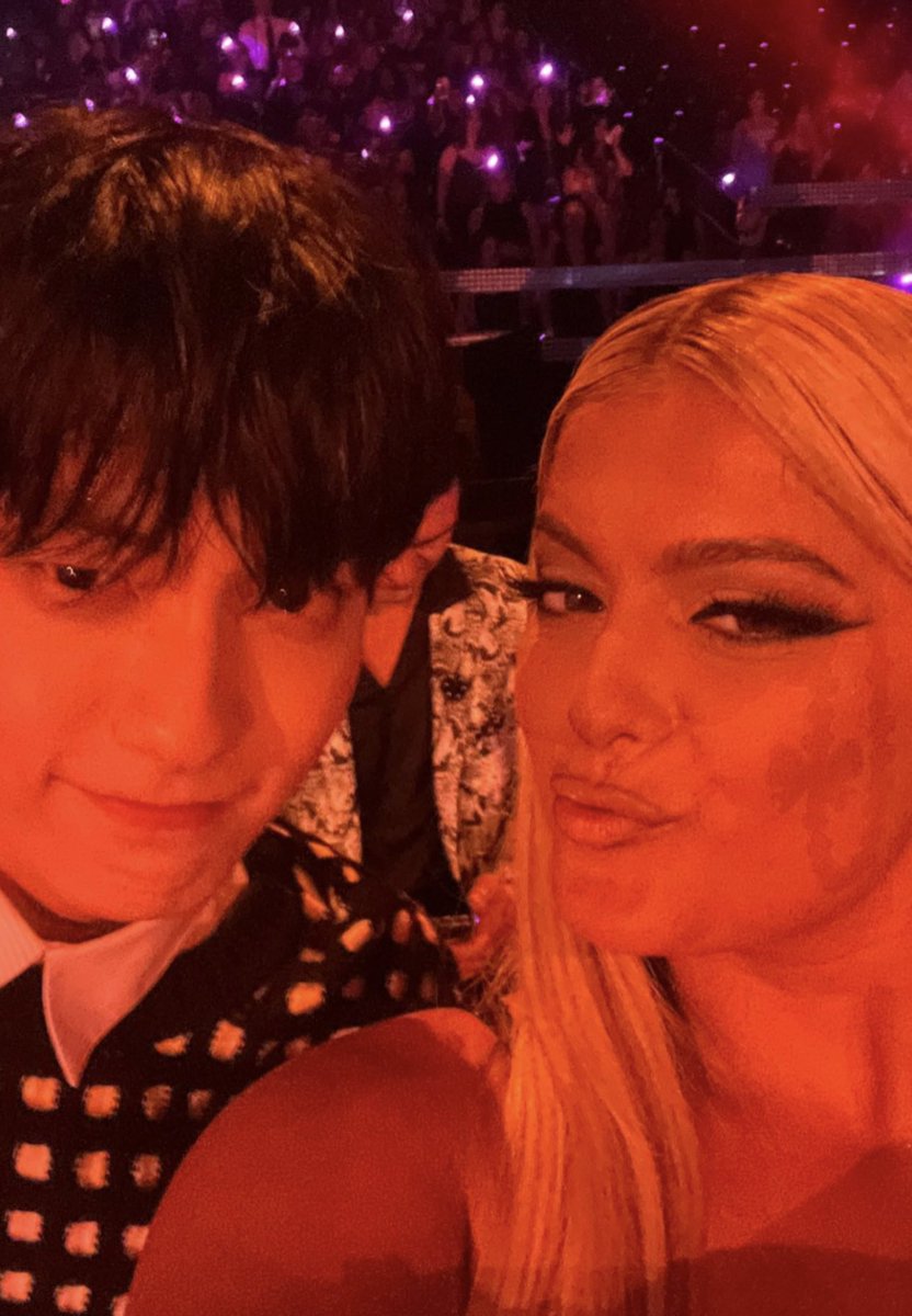 이거사실너무너무감동스러운스토리임
연습생때부터수빈이의버팀목이되던팝스타와
미국대형시상식vma에서아티스트가된
수빈이를찾으러다닌팝스타비비렉사 😭😭😭