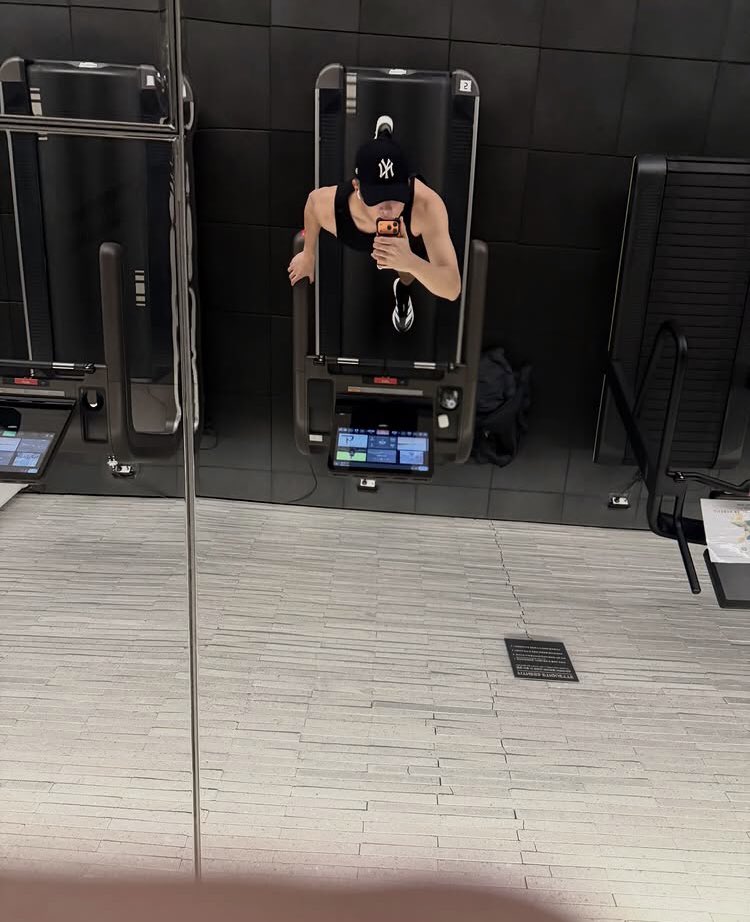 ASM_RMIONE's tweet photo. 🎽민소매 김남준은 겨울에 봐야 제맛이지 
근데 이제 운동하는 김남준이다? 기절 …🫠 https://t.co/zVCuF8QaHZ