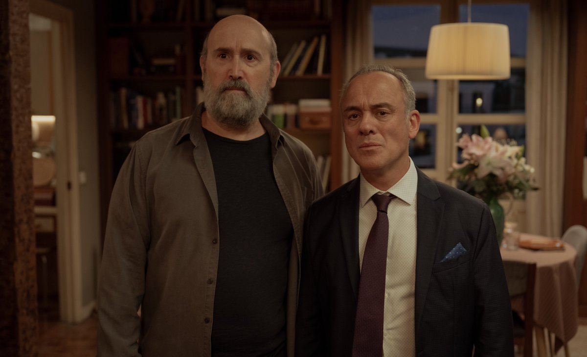 NetflixES's tweet photo. Cada familia tiene sus propias reglas. Y nadie las sigue. La película '53 Domingos', protagonizada por Javier Cámara, Carmen Machi, Javier Gutiérrez y Alexandra Jiménez, llega el 27 de marzo. https://t.co/1j8DNiirjU