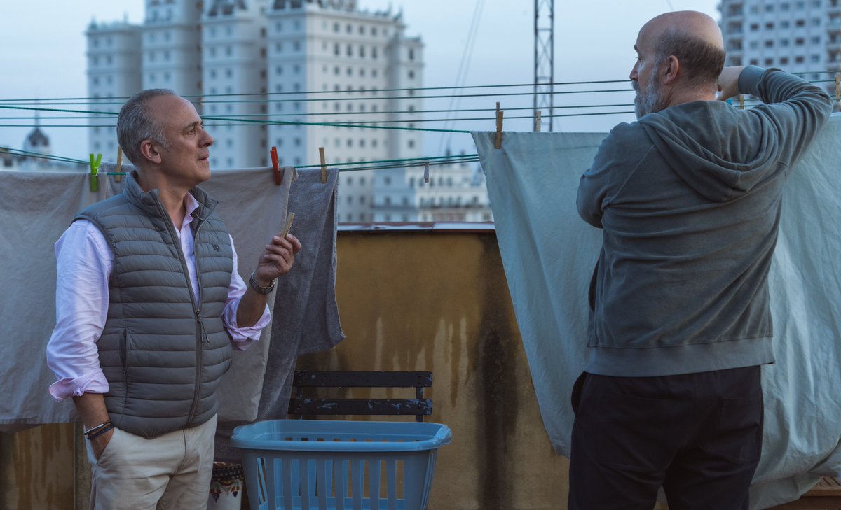 NetflixES's tweet photo. Cada familia tiene sus propias reglas. Y nadie las sigue. La película '53 Domingos', protagonizada por Javier Cámara, Carmen Machi, Javier Gutiérrez y Alexandra Jiménez, llega el 27 de marzo. https://t.co/1j8DNiirjU