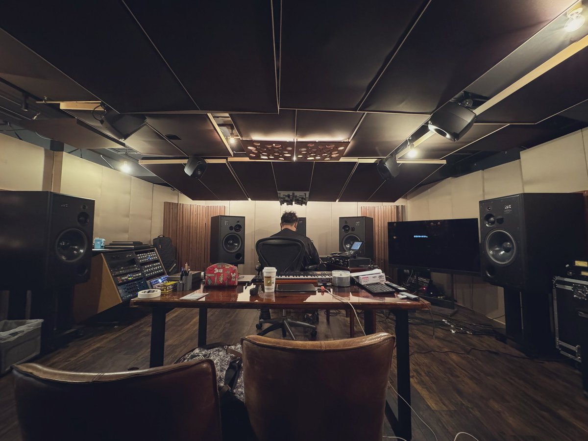 FuyuMusic's tweet photo. 今日はミックスからのマスタリング
遂にアルバムが完成する🥹

Mix and Mastering for my album 
Coming soon🔥

#jamjoint https://t.co/VaBFzMJu2s