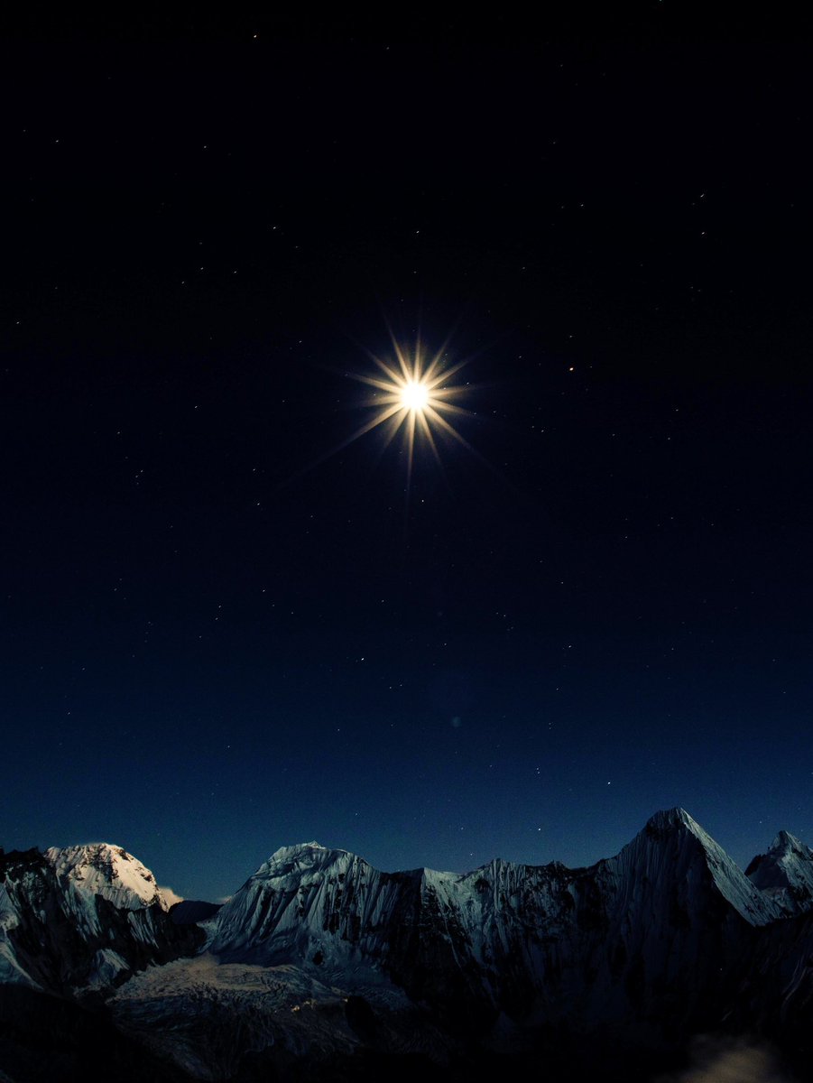 太陽のように輝くヒマラヤの満月。

ヒマラヤでは信じられないくらい明るい月明かりが山々を照らす風景が広がっていた。