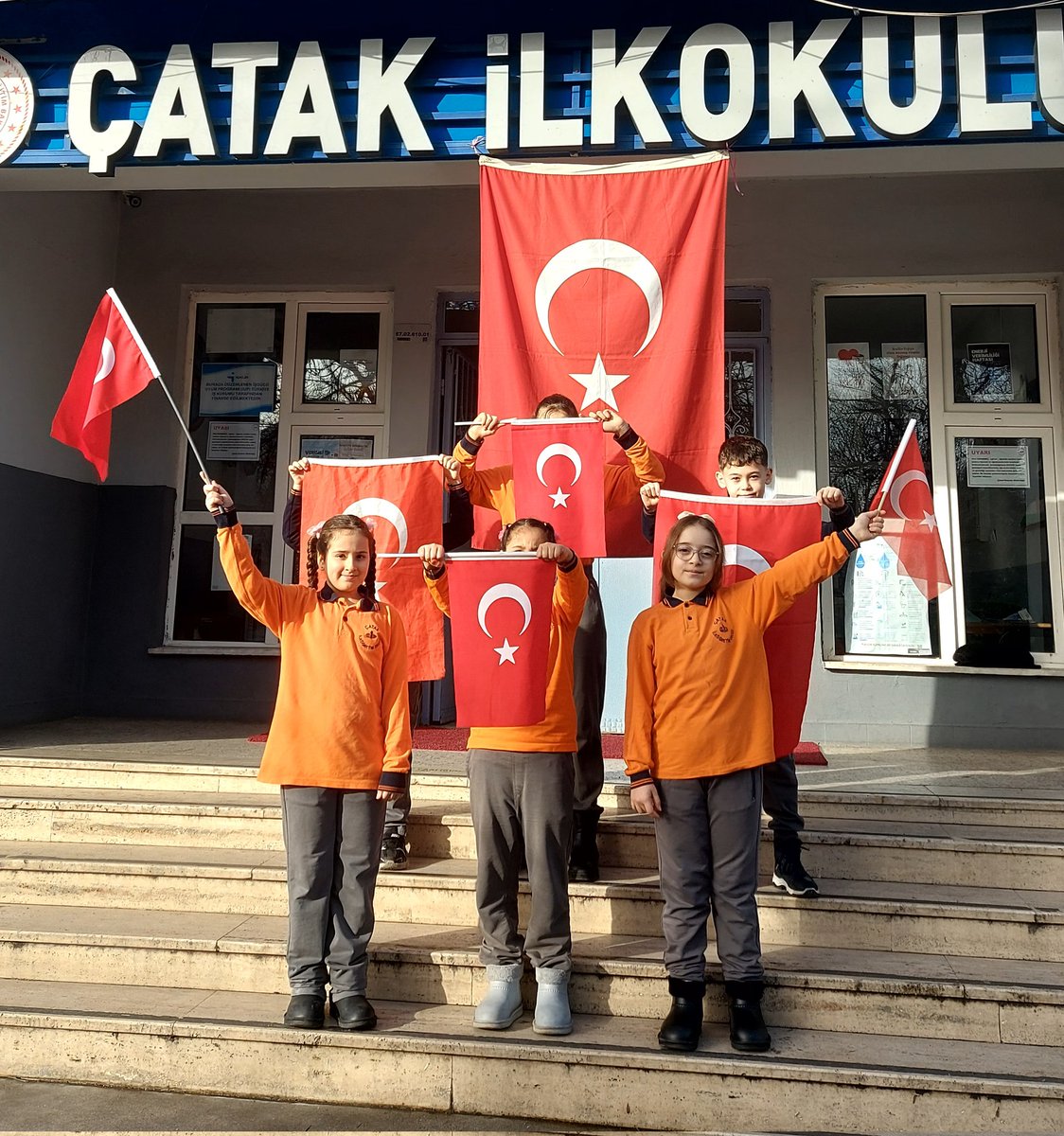 AlaplCatak's tweet photo. İlk dersimiz🇹🇷, sonsuz sevdamız♥️🇹🇷🇹🇷🇹🇷

#BayraklaBaslayanOkul 
#istiklalBayraklaİstikbalMaarifle 

@ZonguldakMEM 
@uygarkeskin 
@alaplimem 
@cevatcevik67 
@blgc_ozlm https://t.co/fDrxmKXnJl
