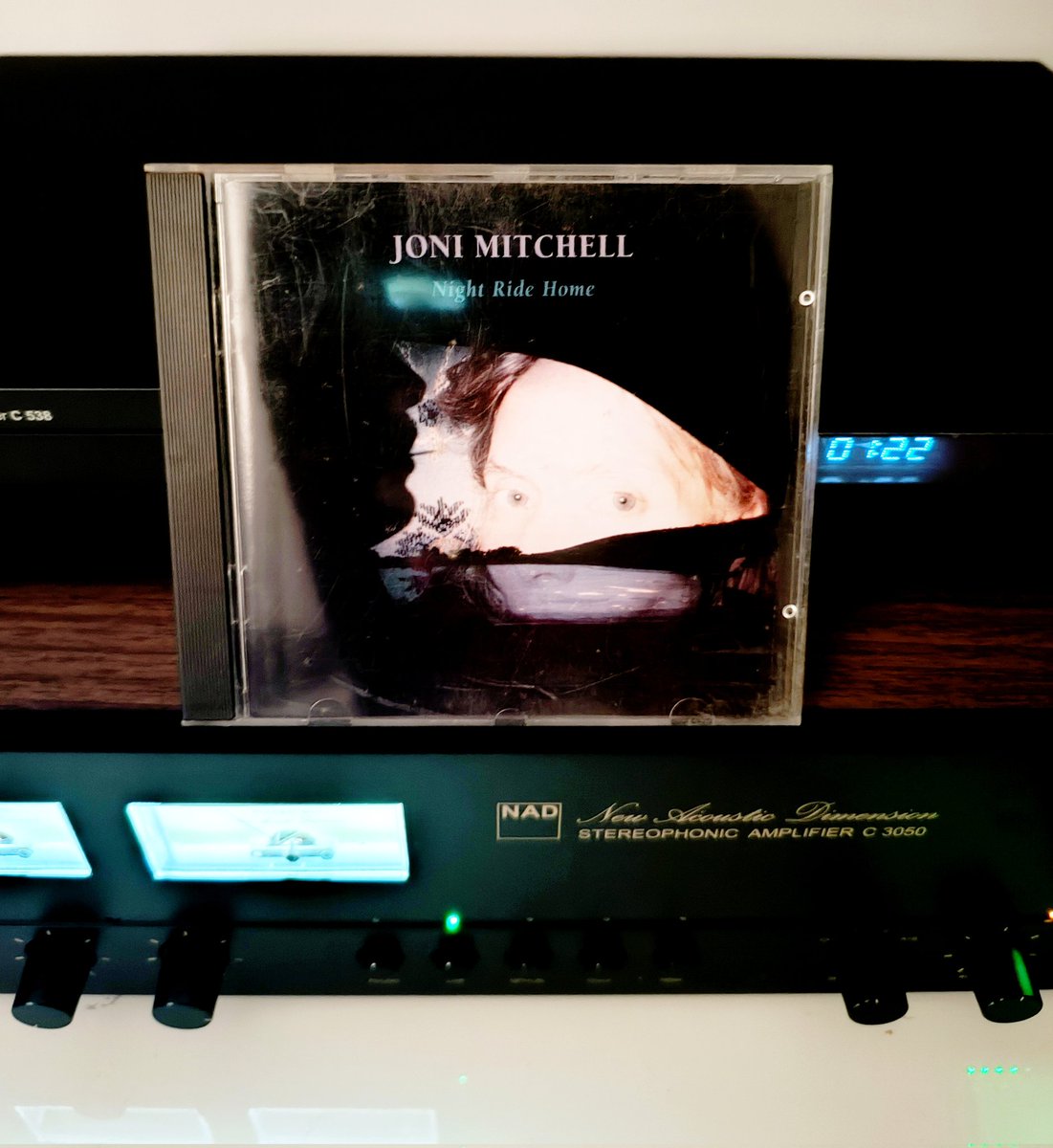 elsotaescala's tweet image. Tancàvem CAP DE SETMANA amb MOLT BONA PELI -"Le Mohican" #FrédéricFarrucci- i EXCEL·LENT DISC, un més, de #JoniMitchell. Que obria 90's amb RETORN al FORMAT més #Folk, REDUCCIÓ d'embolcall SONOR i INCLUSIÓ d'algunes COMPOSICIONS MEMORABLES. Quina GRAN DISCOGRAFIA ha anat deixant!