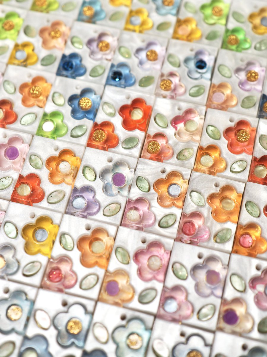 このお花の【Bloom（ブルーム）シリーズ】は、オンラインでは4月に登場