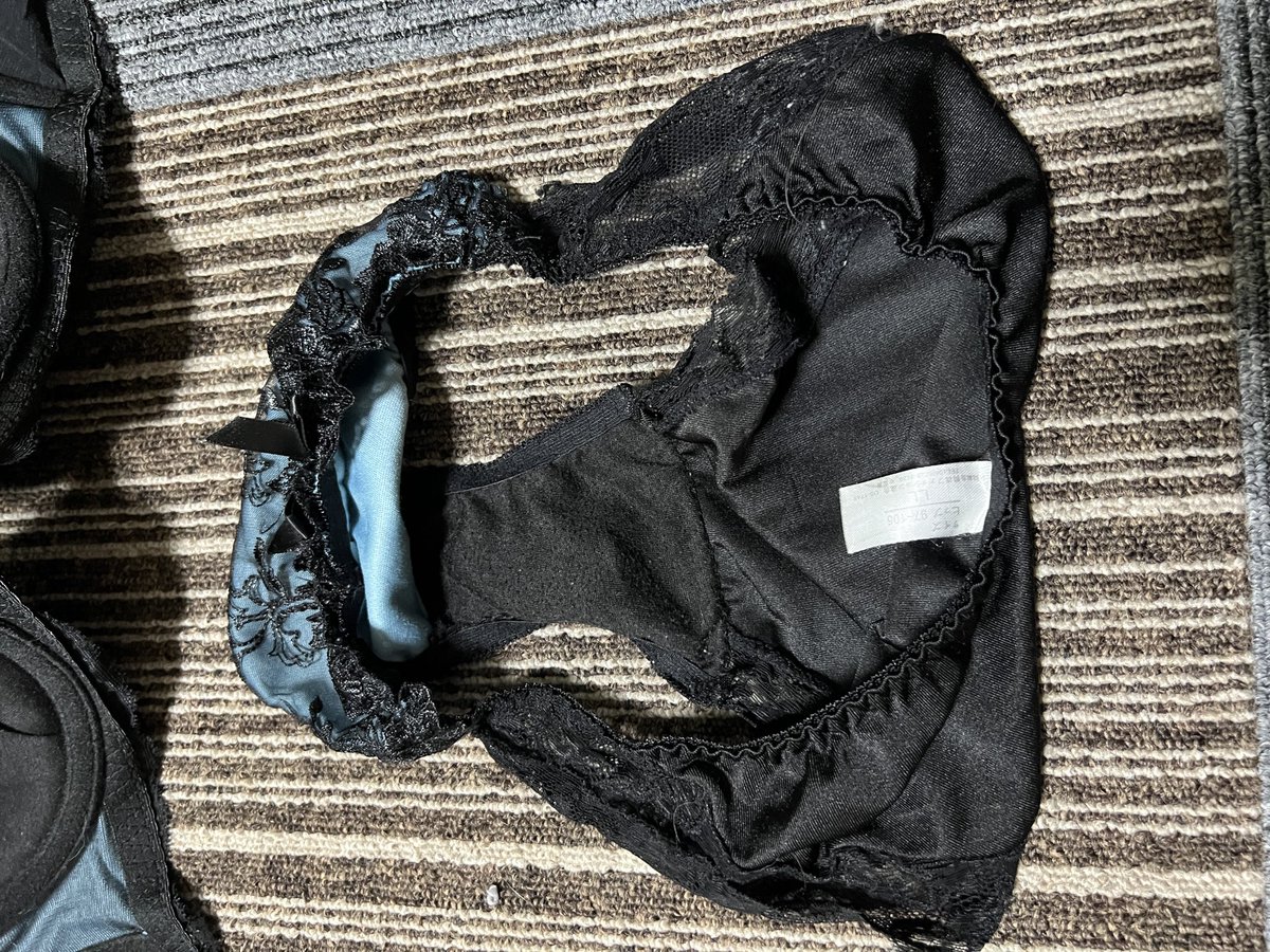 兄の妻の下着③

結婚報告をしにきた兄夫妻
荷物は部屋に置いてドライブへ。
…荷物を漁ると3日分を発見。

メーカーのこだわりとかは無いみたいで
どのメーカーかは分からなかった。