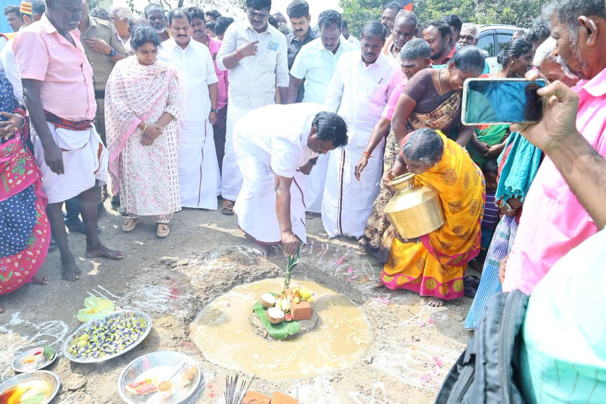 sivasankar1ss's tweet photo. குன்னம் தொகுதி, வேப்பூர் ஒன்றியம், வயலப்பாடி ஊராட்சியில், ரூபாய் 2.38 லட்சம் மதிப்பீட்டில் முருகேசன் வீடு முதல் பழமலை வீடு வரை 0.025 கி.மீ நீளத்தில் சிமெண்ட் சாலை அமைக்கும் பணி, ரூபாய் 5 லட்சம் மதிப்பீட்டில் ஊராட்சி ஒன்றிய துவக்கப்பள்ளி அருகில் சிமெண்ட் சாலை அமைக்கும் பணி, ரூபாய் 6.85 லட்சம் மதிப்பீட்டில் வீராமநல்லூர் கிராமத்தில் புதிய குடியிருப்புப் பகுதிக்கு அருகில் கழிவுநீர் கால்வாயுடன் கூடிய சிமெண்ட் சாலை அமைக்கும் பணி, ரூபாய் 6.85 லட்சம் மதிப்பீட்டில் ஆதிதிராவிடர் தெருவில் மேல் நிலை நீர்தேக்க தொட்டி, புதிய ஆழ்துளை கிணறு நீர்மூழ்கி மோட்டார் மற்றும் குழாய்கள் அமைக்கும் பணி ஆகிய பணிகளை துவக்கி வைத்த போது.
உடன் மாவட்ட ஆட்சித் தலைவர், அரசு அலுவலர்கள், வேப்பூர் கிழக்கு ஒன்றிய கழக பொறுப்பாளர் அழகு.நீலமேகம் வேப்பூர் தெற்கு ஒன்றிய கழக பொறுப்பாளர் மருவத்தூர் சி.இராஜேந்திரன் உள்ளிட்ட கழக நிர்வாகிகள் மற்றும் பொதுமக்கள்.