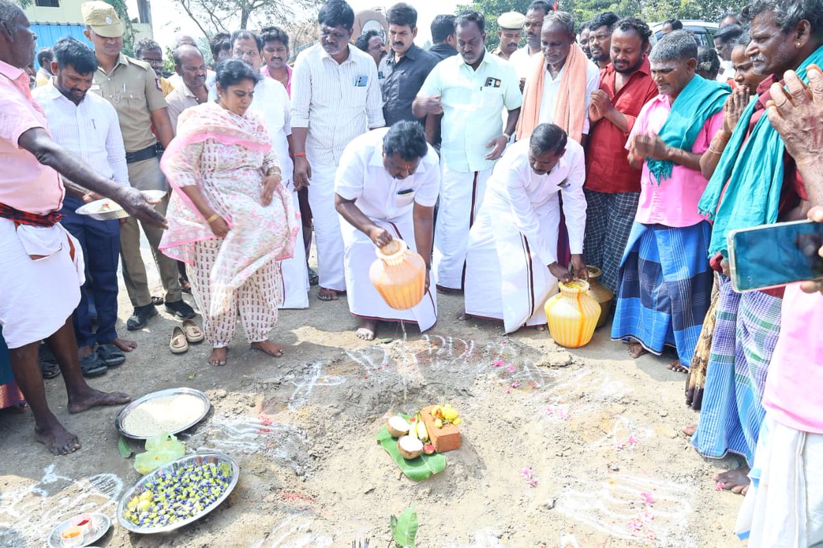 sivasankar1ss's tweet photo. குன்னம் தொகுதி, வேப்பூர் ஒன்றியம், வயலப்பாடி ஊராட்சியில், ரூபாய் 2.38 லட்சம் மதிப்பீட்டில் முருகேசன் வீடு முதல் பழமலை வீடு வரை 0.025 கி.மீ நீளத்தில் சிமெண்ட் சாலை அமைக்கும் பணி, ரூபாய் 5 லட்சம் மதிப்பீட்டில் ஊராட்சி ஒன்றிய துவக்கப்பள்ளி அருகில் சிமெண்ட் சாலை அமைக்கும் பணி, ரூபாய் 6.85 லட்சம் மதிப்பீட்டில் வீராமநல்லூர் கிராமத்தில் புதிய குடியிருப்புப் பகுதிக்கு அருகில் கழிவுநீர் கால்வாயுடன் கூடிய சிமெண்ட் சாலை அமைக்கும் பணி, ரூபாய் 6.85 லட்சம் மதிப்பீட்டில் ஆதிதிராவிடர் தெருவில் மேல் நிலை நீர்தேக்க தொட்டி, புதிய ஆழ்துளை கிணறு நீர்மூழ்கி மோட்டார் மற்றும் குழாய்கள் அமைக்கும் பணி ஆகிய பணிகளை துவக்கி வைத்த போது.
உடன் மாவட்ட ஆட்சித் தலைவர், அரசு அலுவலர்கள், வேப்பூர் கிழக்கு ஒன்றிய கழக பொறுப்பாளர் அழகு.நீலமேகம் வேப்பூர் தெற்கு ஒன்றிய கழக பொறுப்பாளர் மருவத்தூர் சி.இராஜேந்திரன் உள்ளிட்ட கழக நிர்வாகிகள் மற்றும் பொதுமக்கள்.