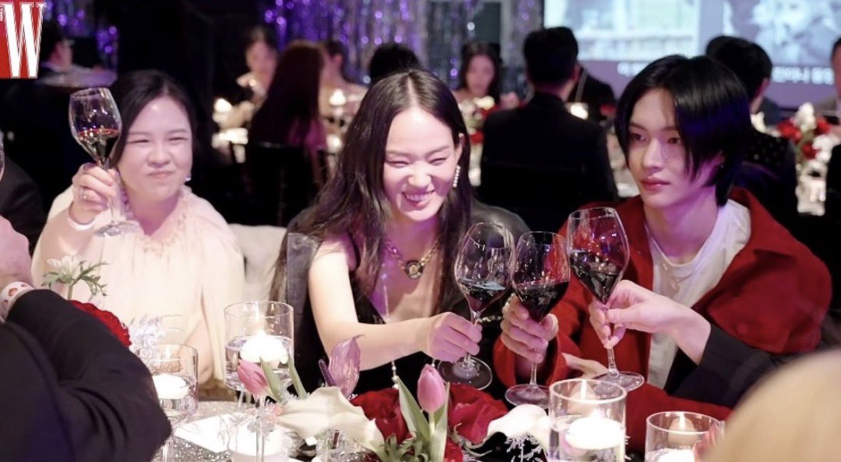 원빈 슴콘 회식후기: 기빨리다가 끝났지 뭐… 나 알잖아
빠수니들: 응알아