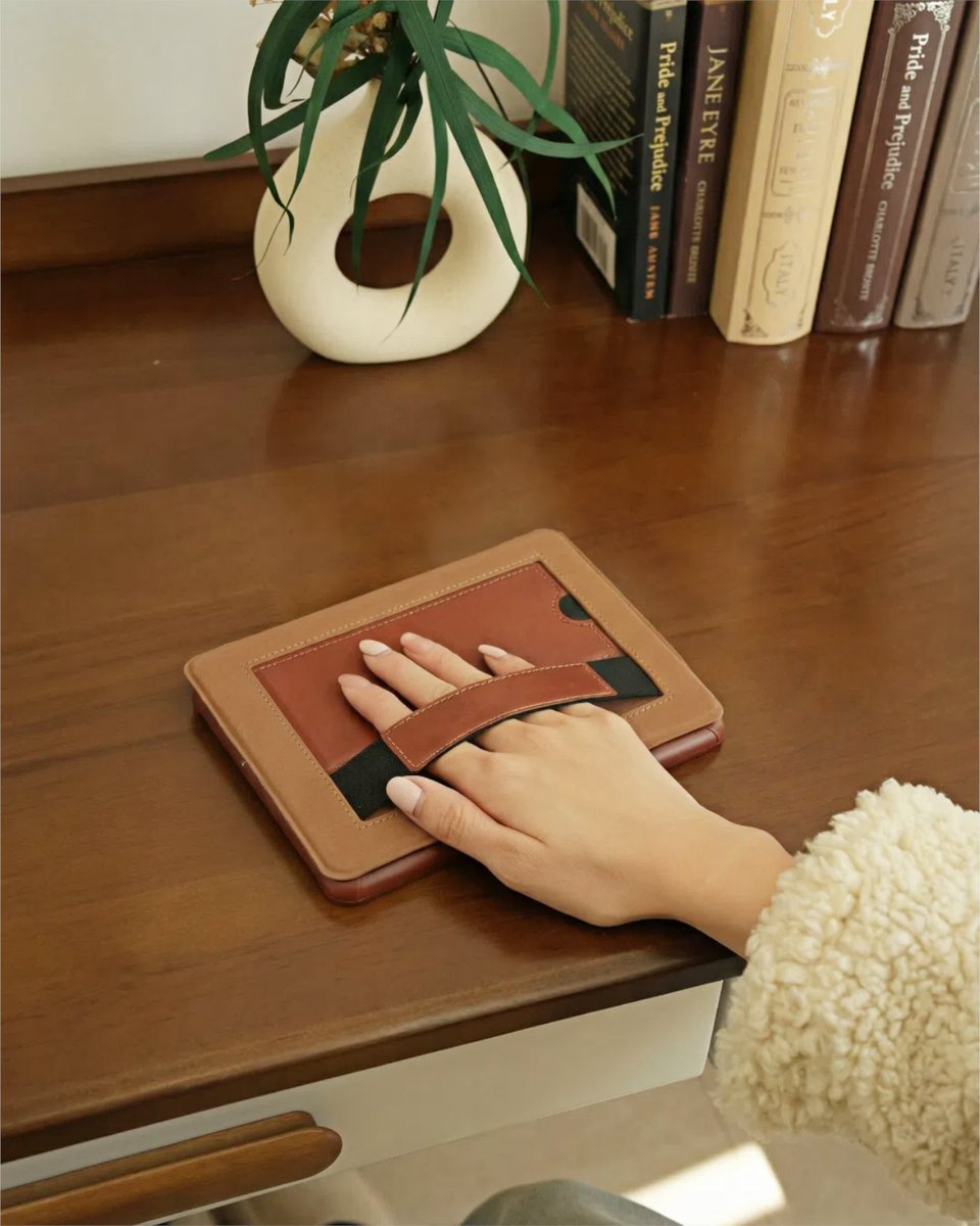cobakcase's tweet image. Vintage style, modern comfort. 📖✨
Foldable stand. Secure magnetic closure.
Protects your Kindle while giving it that timeless, classic feel.

#cobakcase #kindlecase #kindleaccessories #booktok #Bookish #vintagestyle #vintagecases