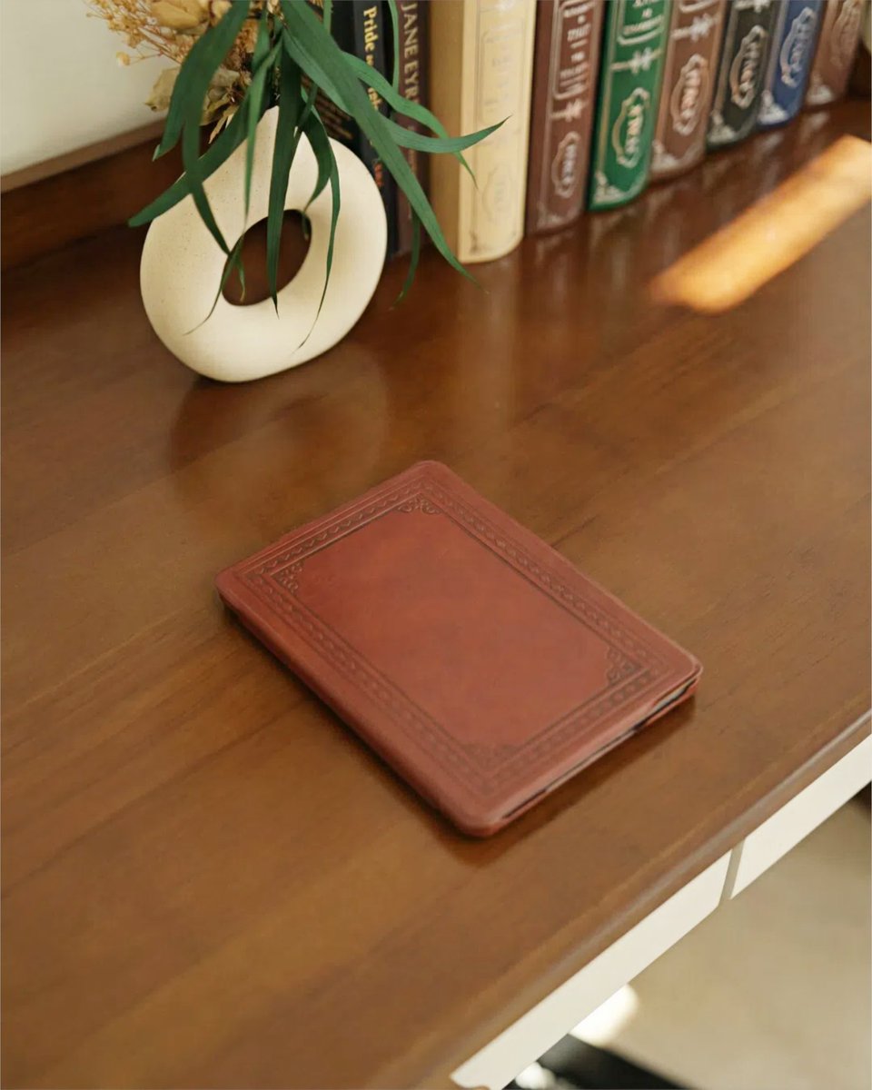 cobakcase's tweet image. Vintage style, modern comfort. 📖✨
Foldable stand. Secure magnetic closure.
Protects your Kindle while giving it that timeless, classic feel.

#cobakcase #kindlecase #kindleaccessories #booktok #Bookish #vintagestyle #vintagecases