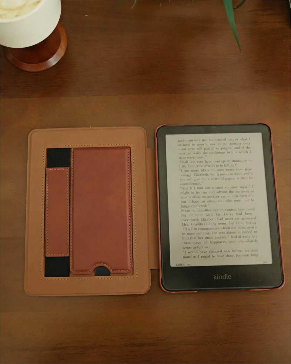 cobakcase's tweet image. Vintage style, modern comfort. 📖✨
Foldable stand. Secure magnetic closure.
Protects your Kindle while giving it that timeless, classic feel.

#cobakcase #kindlecase #kindleaccessories #booktok #Bookish #vintagestyle #vintagecases