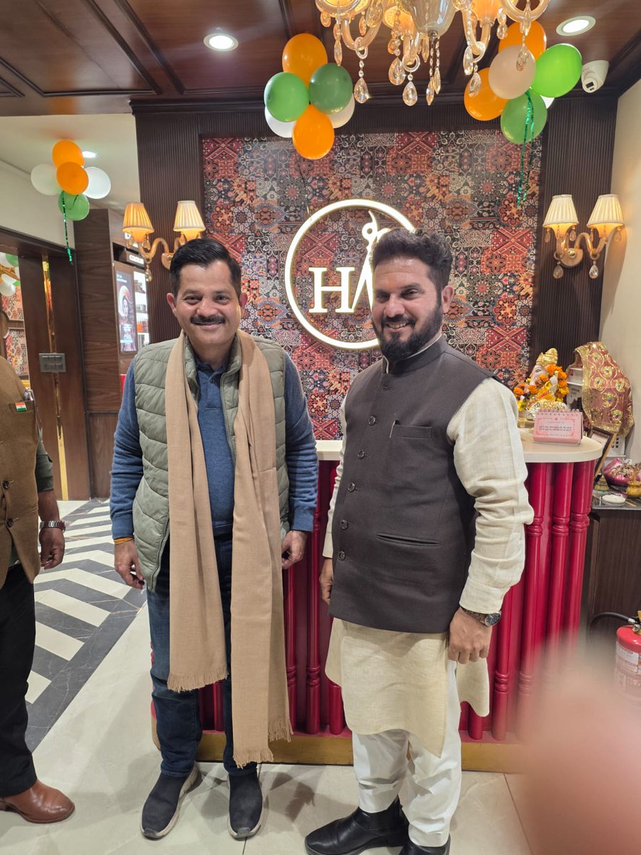GhanendraB's tweet photo. आम आदमी पार्टी के पूर्व जिला अध्यक्ष भाई ललित यादव जी के सुपुत्र के पटेल नगर स्थित सैलून #HairMaster पर जिला उपाध्यक्ष भाई साजिद अंसारी जी के साथ जाना हुआ!

भाई ललित यादव जी ने सैलून में मेरा और साजिद भाई का बहुत सम्मान किया!

ललित भाई के सुपुत्र और हमारे भतीजे को बहुत-बहुत बधाई! https://t.co/dSXgU8PbzM