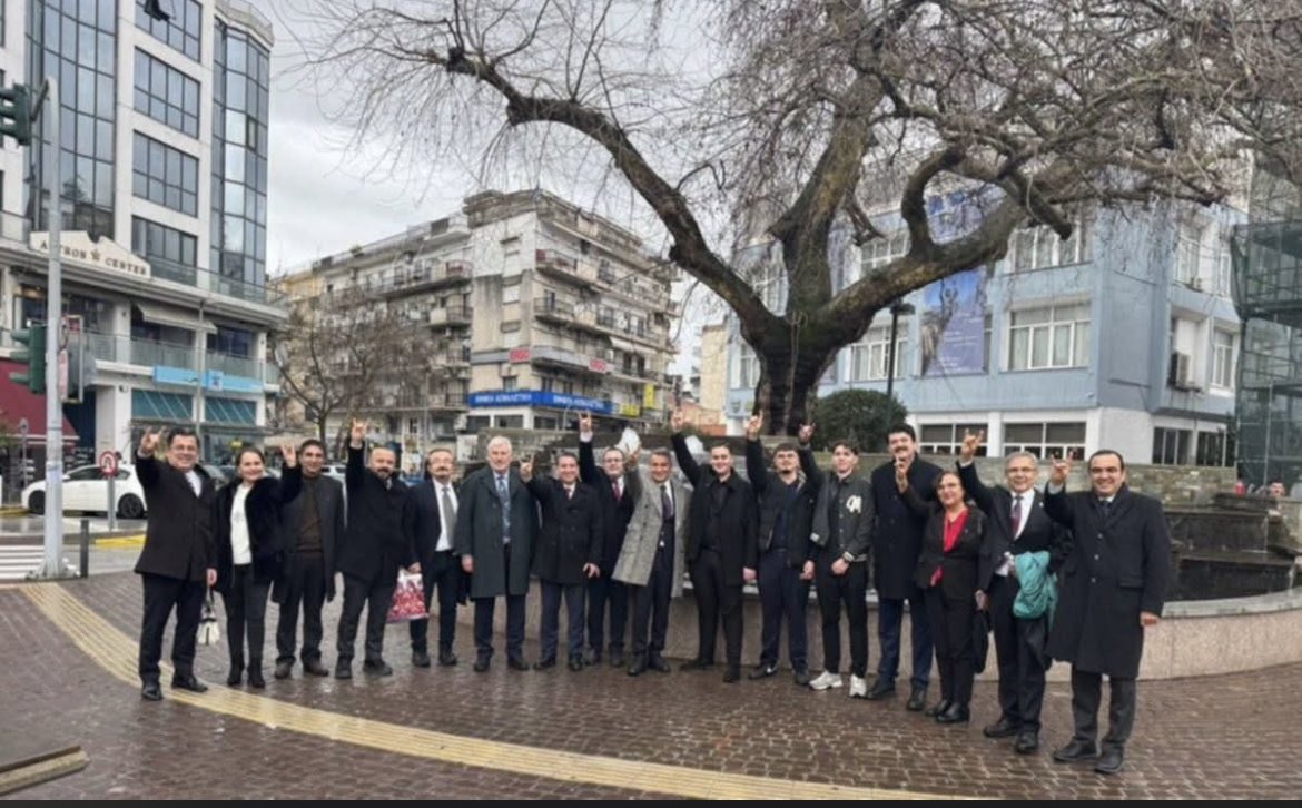 Οι προβοκάτορες έφτασαν να κάνουν το σήμα των φασιστών γκρίζων λύκων στην πλατεία Ξάνθης, μπροστά στο κτήριο της Στρατιωτικής Λέσχης!
Επόμενο βήμα, να σηκώσουν πανό με τα μούτρα του δικτάτορα-εγκληματία Κεμάλ. 
Κεμάλ-Ναζί το ίδιο μαγαζί.
Τι κάνει η κυβέρνηση;