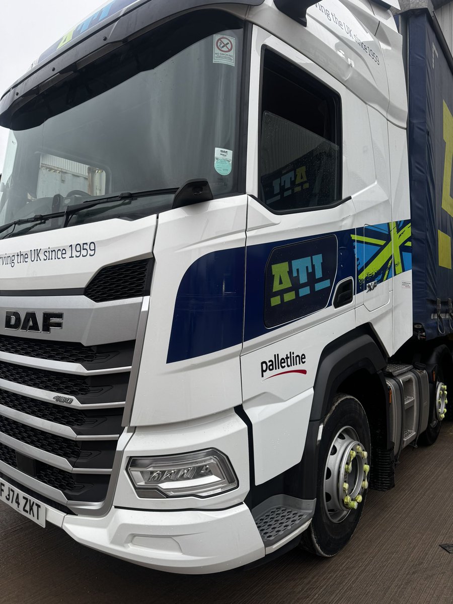 poshtrucker1's tweet photo. 🚛 quick visit back to the yard to get delivery no2 🚛 

Time for a quick clean 

From this to this.. 

15mins of a steak jet wash and it was like new.. (ok well close) but feel better now taking her out in the light. 💡 

#poshtrucker #clean #makeithappen #littletime https://t.co/iMGcQXEUrs