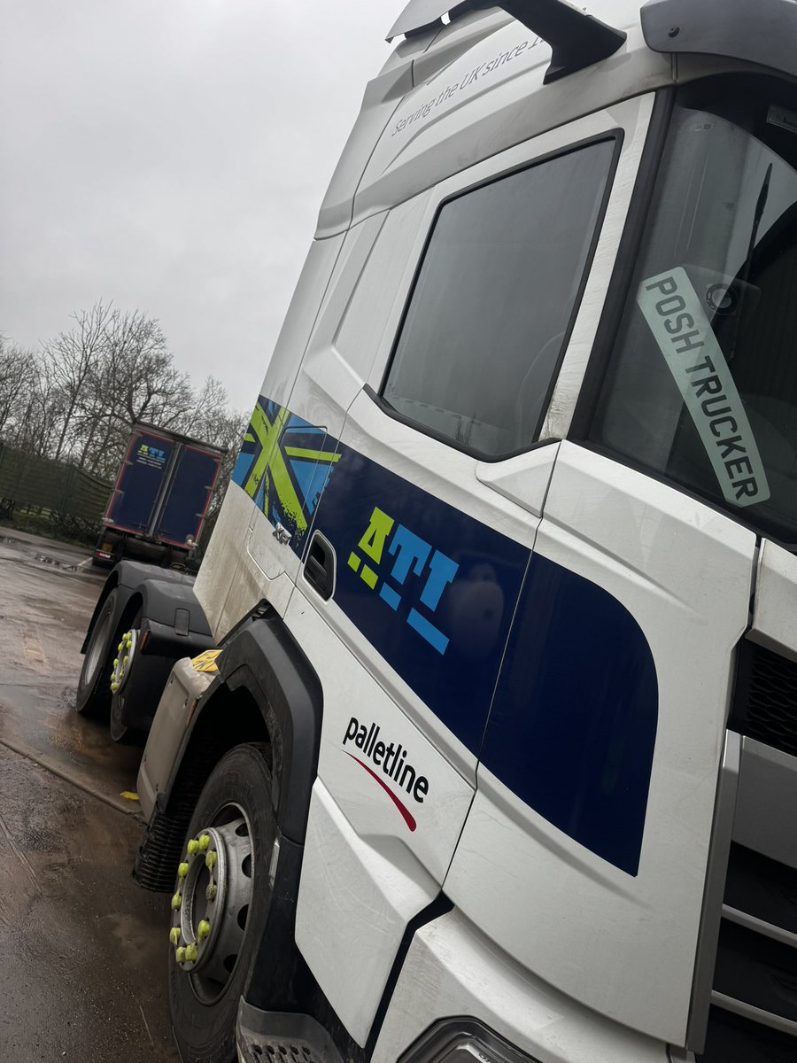 poshtrucker1's tweet photo. 🚛 quick visit back to the yard to get delivery no2 🚛 

Time for a quick clean 

From this to this.. 

15mins of a steak jet wash and it was like new.. (ok well close) but feel better now taking her out in the light. 💡 

#poshtrucker #clean #makeithappen #littletime https://t.co/iMGcQXEUrs