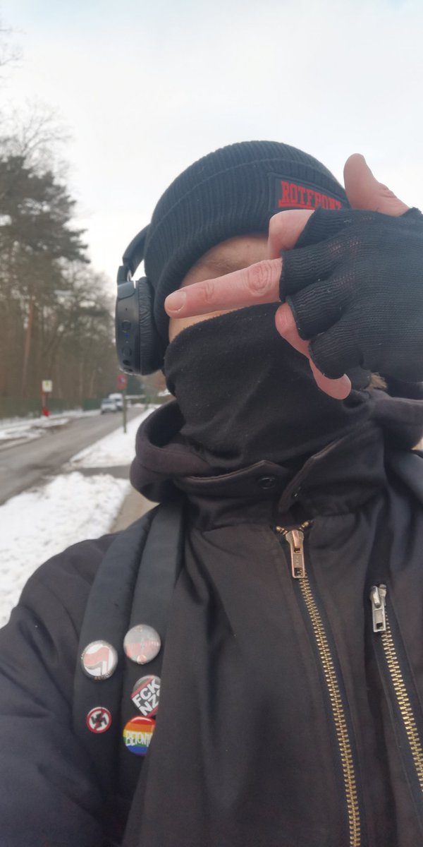 Als Pinguin trotze ich der Kälte 
#esbleibtgesundwergutvermummt